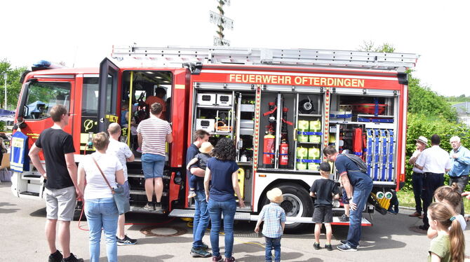 Das neue HLF 10 der Feuerwehr Ofterdingen wird von der Bevölkerung interessiert begutachtet.