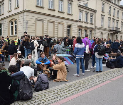 Etwa 200 junge Menschen demonstrierten bei einem entspannten Plausch mitten auf der Wilhelmstraße. 