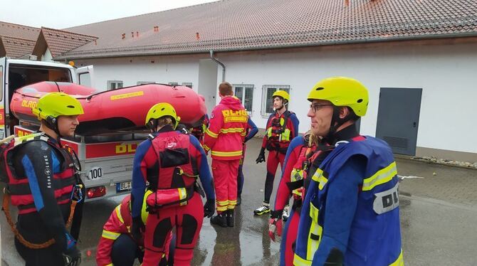 Mit 16 Frauen und Männern hat die Wasserrettungsgruppe Neckar-Alb aus Reutlingen die örtlichen Einsatzkräfte in Bisingen unterst