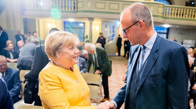Die Alt-Kanzlerin und ihr Kritiker: Angela Merkels Flüchtlingspolitik hält Friedrich Merz für falsch.  FOTO: SOEDER/DPA
