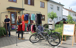 Manuela Kramer in der Wengenstraße in Eningen hatte sogar Fahrräder im Angebot.