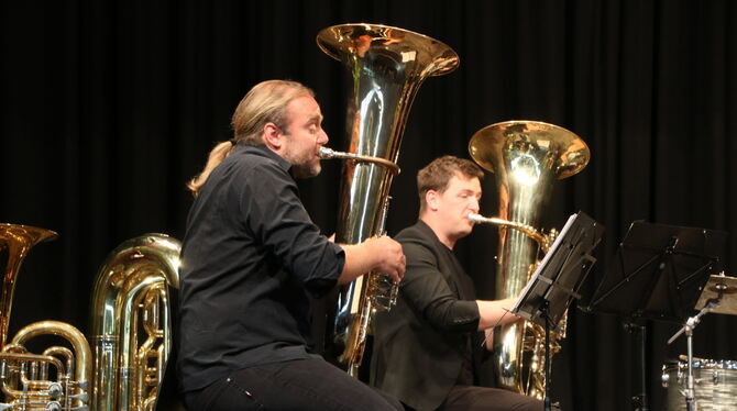 Mehr geht nicht an der Tuba: Andreas Martin Hofmeir und Thomas Mahlknecht beim Konzert in der Schillerhalle