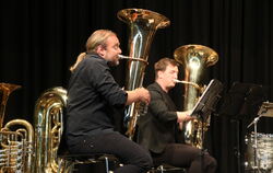 Mehr geht nicht an der Tuba: Andreas Martin Hofmeir und Thomas Mahlknecht beim Konzert in der Schillerhalle