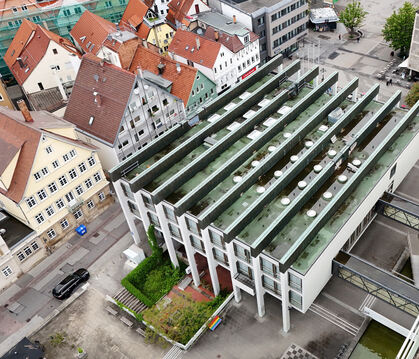 Das Rathausgebäude mit den Ratssälen von oben: Das Dach muss nun einmal jährlich überprüft werden, damit weiterhin die Sicherhei