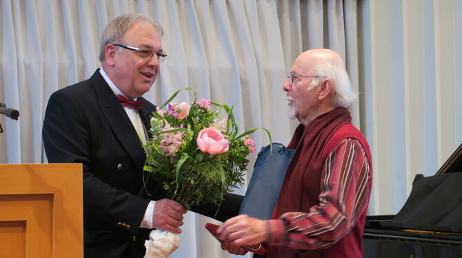 Blumen für den Jubilar Veit Erdmann überreicht zu dessen 80. Geburtstag der Reutlinger OB Thomas Keck.