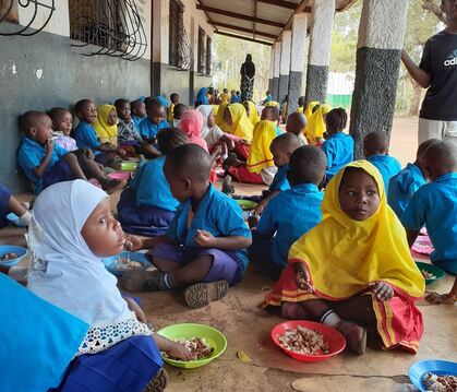Einmal am Tag ein richtiges Essen, das ist für die Mädchen und Jungen des vom Reutlinger Hilfsverein Integramus in Kenia gebaute
