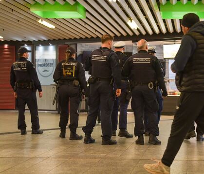Die Polizei verstärkt ihre Präsenz in der Klett-Passage.  FOTO: LG/KOVALENKO 