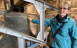 »Mich erfüllt das Alter der Glocke mit Ehrfurcht«, sagt Elfriede Hagmeyer. Sie gab Auskunft zur Renovierung und der 500 Jahre al