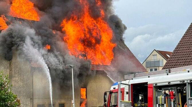 Das Scheunengebäude stand beim eintreffen der Feuerwehr lichterloh in Flammen und konnte letztendlich nicht mehr gerettet werden