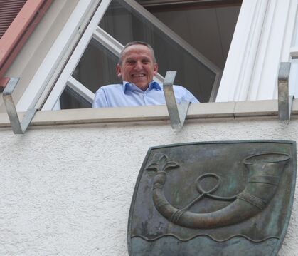 Lächelnd am Rathausfenster: der Glemser Ortsvorsteher Andreas Seiz, der seit 25 Jahren im Amt ist.