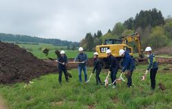 Offizieller Spatenstich: Das Hochwasserrückhaltebecken in Erpfingen wird gebaut.