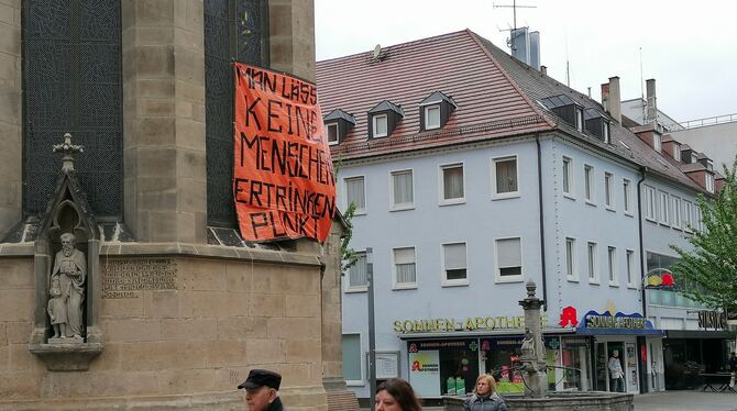 Politisches Transparent an der Citykirche in der Reutlinger Fußgängerzone.