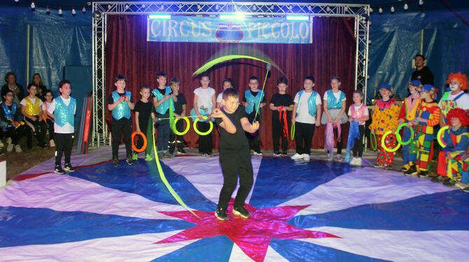 Kinder präsentieren sich im Rahmen im Kinder-Mitmach-Zirkus »Piccolo« als kleine Artisten.
