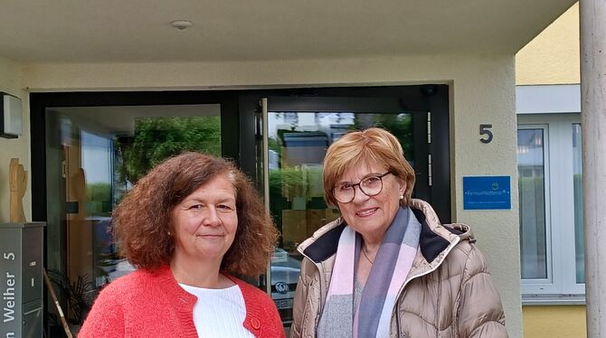 Nicole Breitling (links) löste Birgit Gebhardt als Vorsitzende des Sprecherkreises der Münsinger Alb und Hospiz Stiftung ab. FOT