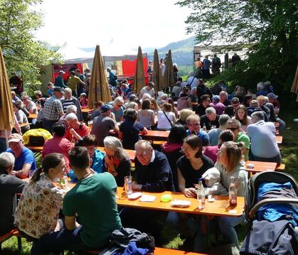 Bei bestem Wetter schafften es viele auf den Berg hinauf zum Fest in Grafenberg.  FOTO: SANDER