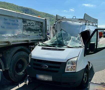 Die Fahrerkabine des Lieferwagens ist zerstört. Der Fahrer wurde bei dem Unfall schwer verletzt.