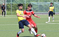Muhammed-Ali Özbakir (rotes Trikot) vom Anadolu SV Reutlingen im Zweikampf mit Wais Alekuzei vom SSC Tübingen.  FOTO MEYER 
