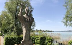 Ein Willkommen vom Hl. Pirmin, der 724 auf der Insel Reichenau das Kloster gründete – die gut vier Meter hohe Statue hat 1969 di