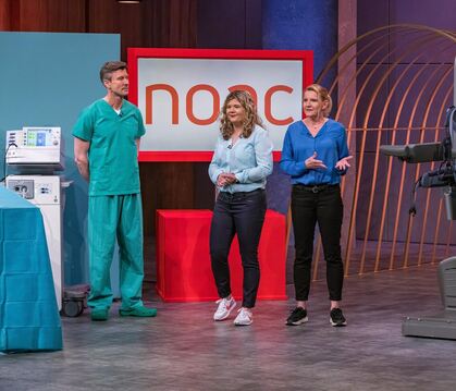 Sabrina Hellstern (links) und Claudia Sodha haben das Exo-Skelett "Noac" entwickelt, das Chirurgen am OP-Tisch entlasten soll.