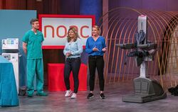 Sabrina Hellstern (links) und Claudia Sodha haben das Exo-Skelett "Noac" entwickelt, das Chirurgen am OP-Tisch entlasten soll.