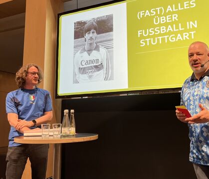 Autor Bernd Sautter (links) und Michael Bofinger von der Sportregion sprechen über Fußball in Stuttgart. Im Hintergrund der jung