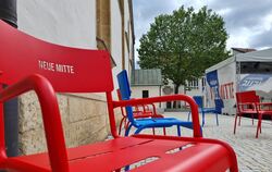 Bitte Platz nehmen: rote und blaue Stühle in Pfullingens Neuer Mitte laden zum Verweilen ein.