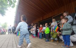 Die kleinen Bewohnerinnen und Bewohner vom Kinderhaus Regenbogen begrüßen ihre neue-alte Bleibe mit dem Lied "Hier steht ein Hau