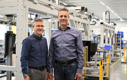Jochen Meinhof (links) und Martin Speidel, Geschäftsführer bei Schiller Automation, präsentieren eine von dem Maschinenbauuntern