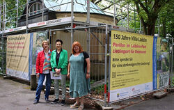 Vor dem Pavillon der Villa Laiblin (von links): Prof. Waltraud Pustal (Mitte), umrahmt von Ilse Petrin (links) und Susanne Black