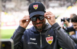 Stuttgarts Trainer Sebastian Hoeneß trägt eine Brille, auf der «Champions League» steht. 