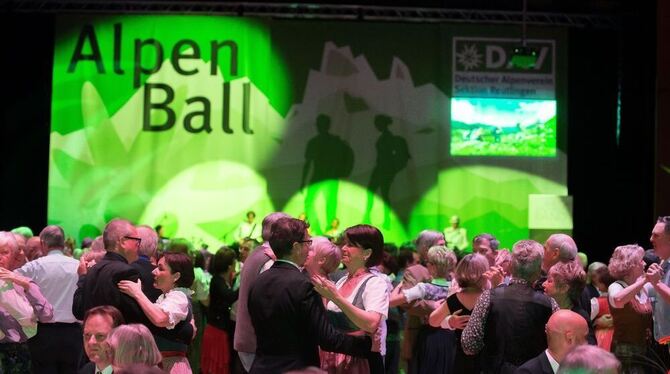 Bewegungsfreudige Gäste: Beim Alpenball war die Tanzfläche stets dicht bevölkert.