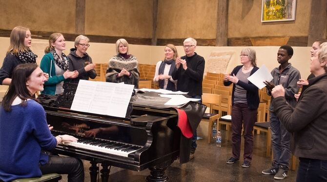 Petra Blaich, ob am Piano, mit den Fingern schnalzend oder bei unterstützenden Tanzschritten, bringt den Gospel-Projektchor im N