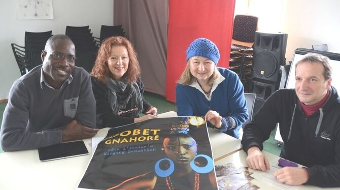 Freuen sich auf Pop-Diva Gnahoré (von links): Kafalo Sekongo, Ingeborg Röthemeyer und Sabine Gross. GEA-FOTO: HANS JÖRG CONZELMA Freuen sich auf Pop-Diva Gnahoré (von links): Kafalo Sekongo, Ingeborg Röthemeyer und Sabine Gross. GEA-FOTO: HANS JÖRG CONZELMA