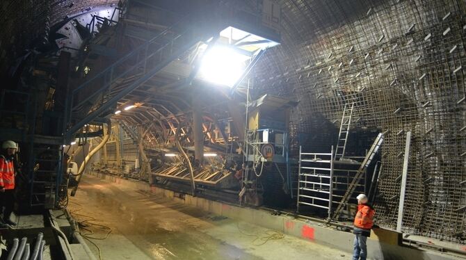 Mithilfe eines Schalwagens, der sich Abschnitt für Abschnitt vorschiebt, wird die innere Hülle des Tunnels betoniert.