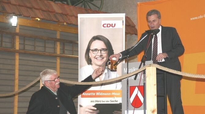 Wasser will Oettinger an diesem Abend nicht: »Erst Bier, dann Wein, wenn ich meinen Freund Nill daran erinnern darf.« GEA-FOTO:
