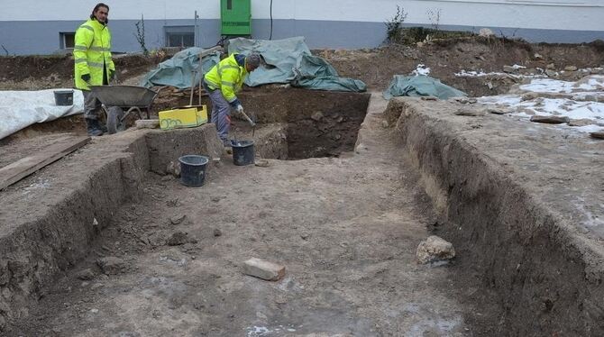 Reste eines hochmittelalterlichen Kellers (hinten) haben die Archäologen noch unterm Boden der abgerissenen Scheune des ebenfall