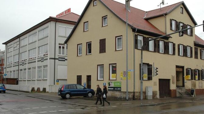 Die ehemalige Strickfabrik Mahler (links) und das Haus von 1900 (vorn) sollen weg für drei Wohnhäuser samt Läden. GEA-FOTO: WALT