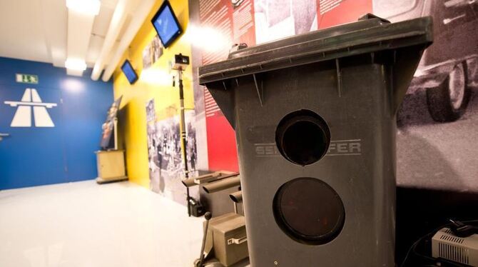 Ein Blitzer, der in eine Mülltonne eingebaut wurde, ist im Polizeimuseum in Stuttgart zu sehen.