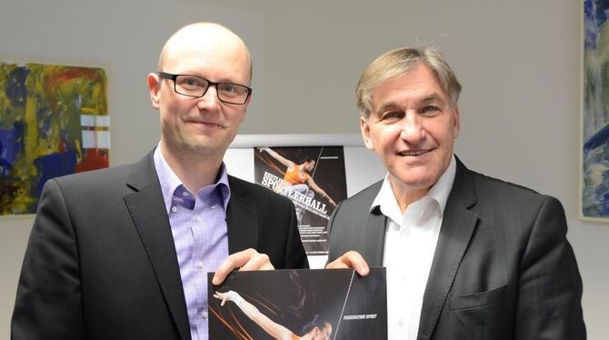 Karl-Heinz Walter (rechts) und Danny Kehrer vom Sportkreis Reutlingen präsentieren das aktuelle Sportlerball-Plakat. GEA-FOTO: C
