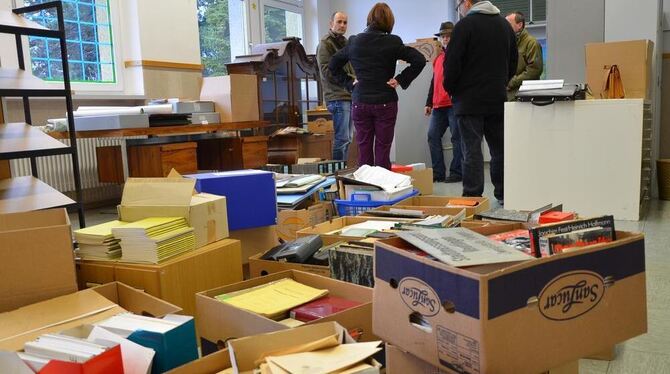 Das vor den Fluten gerettete Archivmaterial lagert derzeit noch wild durcheinander im Klassenzimmer der Schillerschule. GEA-FOTO