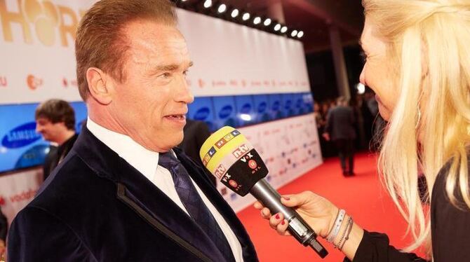 Arnold Schwarzenegger gibt vor der 50. Verleihung der Goldenen Kamera in den Messehallen in Hamburg ein Interview. Foto: Geor