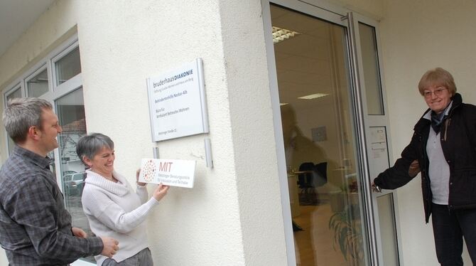 Antje Greif sperrt zu, Ute Kern-Waidelich (mit Reiner Fritz) nimmt das MIT-Schild ab. Sie können trotzdem noch lachen. FOTO: PFI