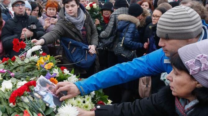 Trauernde legen am Tatort Blumen für Boris Nemzow nieder. Foto: Sergej Ilnitsky