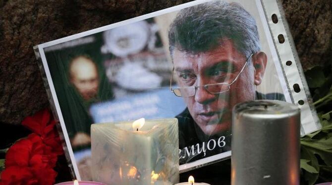 Boris Nemzow, einer der bekanntesten Kritiker von Russlands Präsident Putin, ist hinterrücks ermordet worden. Foto: Anatoly M