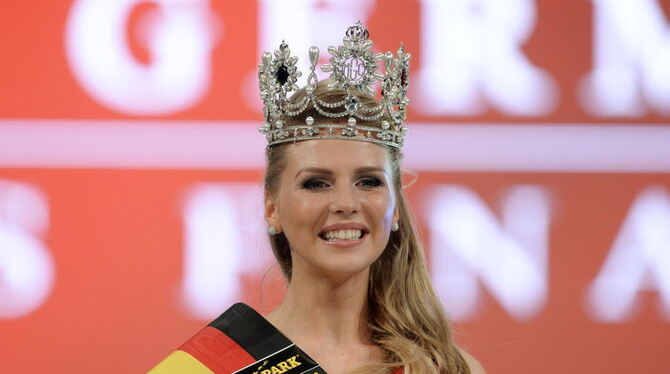 Die Miss Germany 2015 Olga Hoffmann aus Münster steht  im Europa-Park in Rust auf der Bühne.