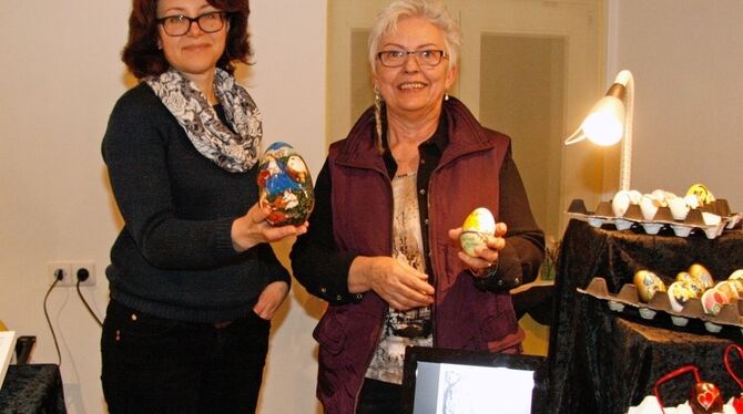 Die beiden Künstlerinnen Marina Mikowa (links) und Marlene Neumann präsentieren ihre Arbeiten zur Saisoneröffnung im Erpfinger O