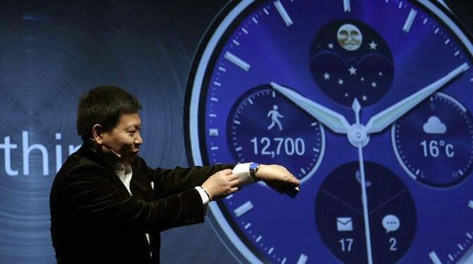 Huawei-Chef Richard Yu stellt die neue Smartwatch seines Unternehmens beim Mobile World Congress vor. Foto: Alberto Estevez