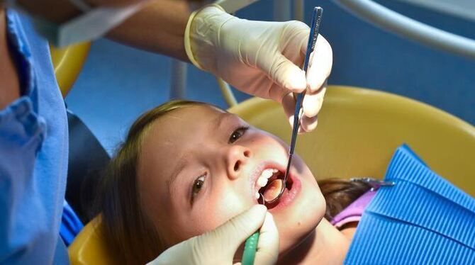 Mädchen beim Zahnarzt: Karies ist häufigste chronische Erkrankung bei Kindern im Vorschulalter. Foto: Patrick Pleul