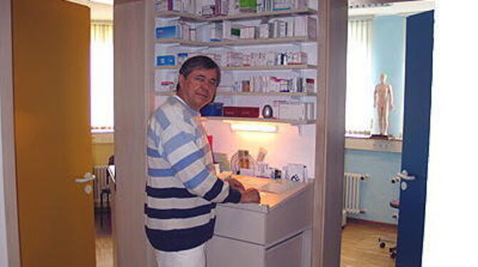 Wo wartet schon der nächste Patient? Farbkärtchen weisen Dr. Hans Scheub den Weg ins richtige Zimmer.
GEA-FOTO: OEL