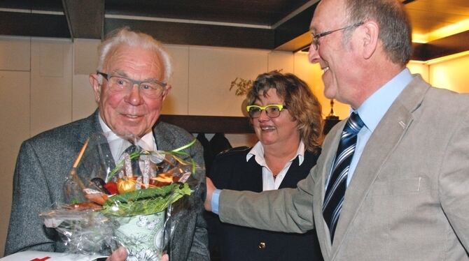 Sechzig Jahre mit dabei und Gründungsmitglied des DRK Lichtenstein: Richard Rauscher (links) überreichten Kreisbereitschaftsleit